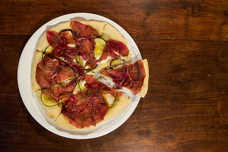 意大利披萨 意大利比萨 布瑞萨罗拉 苏奇尼和茄子面包盘子桌子乡村小吃食物图片