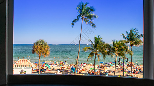 一片忙碌热带海滩景象的包头视图天空游客城市生活天堂目的地蓝色太阳假期旅游蓝天图片