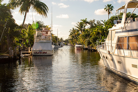 在佛罗里达一个典型的滨水社区寻找船外游轮异国码头财产住宅交通闲暇奢华港口水路渔船图片