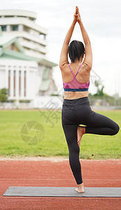 亚洲青年妇女做瑜伽 为健康的身体伸展体力 Hea运动员活力体育闲暇力量女性肌肉训练体育场成人图片