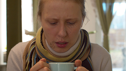 喝热茶的生病妇女喷嚏疼痛保健药品发烧疾病卫生感染流感成人图片