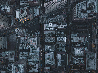 纽约市街曼哈顿空中俯冲视图 黄昏过后有街道灯光图片