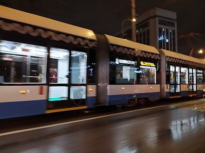 在雨季的空夜列车上 运动模糊背景图片