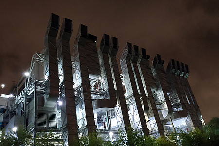 晚上大楼外墙的工厂通风 在楼面通风图片