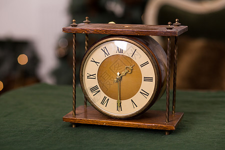时尚古老的古董桌钟收紧艺术数字时间金属警报小时发条木头模拟倒数图片