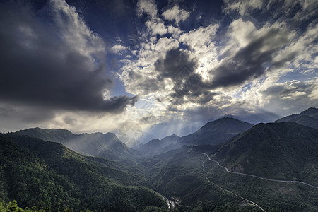 日落前 O Quy Ho 山口的神奇日落 越南萨帕 是越南最长的山口岩石曲线天空风景旅游旅行爬坡森林全景绿色图片