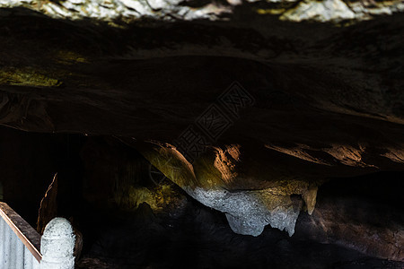 躲到洞穴前 古老的石头洞洞石和stalagmites入口蝙蝠国家旅行编队石窟公园旅游钟乳石矿物图片