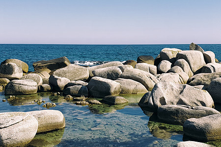 岸边的巨石海岸石头海洋岩石海滩风景图片