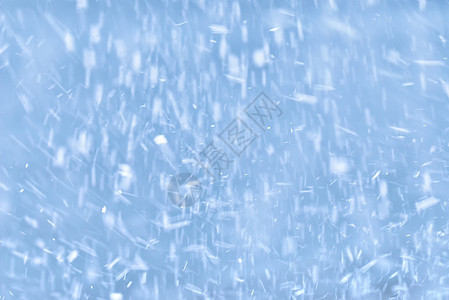 蓝色背景下雪时降雪图片