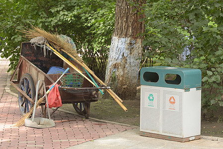 公园中垃圾收集工作图片