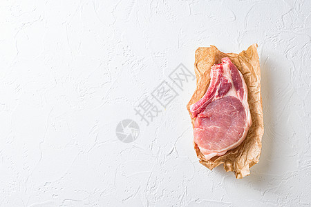 白石桌平板文字空间上的新鲜生物生生原肉有机切猪肉图片