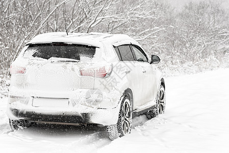 雪中车里的车降雪旅行车轮街道农村天气车辆运输暴风雪风暴图片