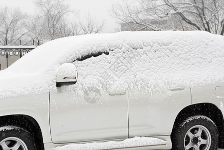 雪中车里的车雪堆建筑车辆街道城市白色驾驶温度天气季节图片