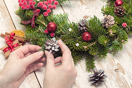 木制背景的圣诞装饰手工工艺装饰品松树卡片礼物创造力图片