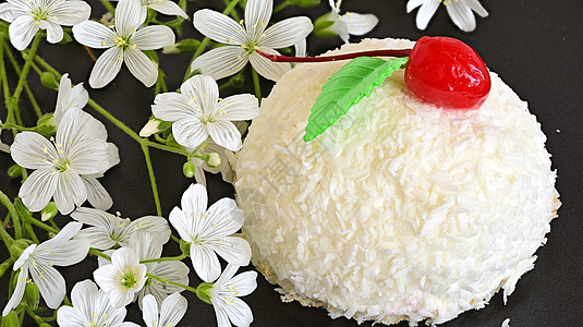 带有椰子的蛋糕花朵食物美食庆典磨砂乐趣烹饪配料生日糕点图片