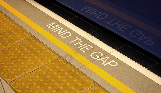 注意地铁列车平台上的缺口标志生活火车安全交通警告头脑商业旅行白色车站背景图片
