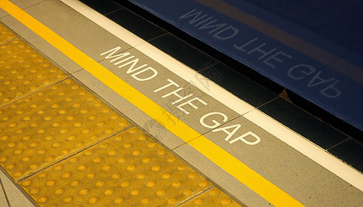 注意地板上的空白文字符号铁路危险预防交通平台警报边缘黄色管子旅行背景图片