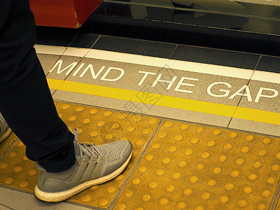 注意地板上的空白文字符号火车旅行地面铁路预防安全头脑警告平台男人图片