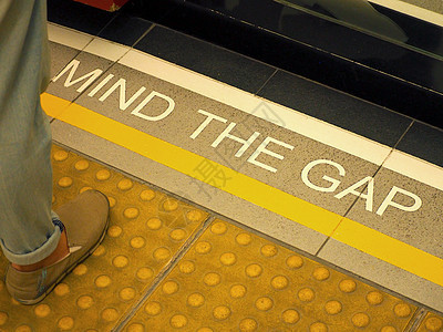 注意地板上的空白文字符号安全危险铁路边缘黄色男人头脑警报管子旅行图片