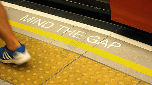 注意地板上的空白文字符号警报男人平台黄色车站警告危险头脑火车旅行图片