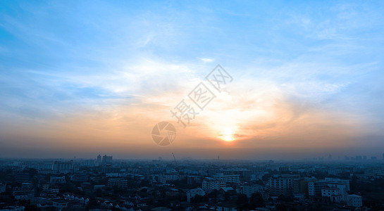 太阳升起在天空和曼谷市商业建筑天线射线城市天际黄色白色日落建筑学图片