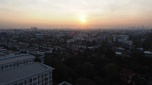 太阳升起在天空和曼谷市办公室橙子白色日落摩天大楼天线射线建筑景观红色图片