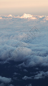 白云和蓝天空地平线眼睛天气飞机晴天天际阳光棉布太阳旅行图片