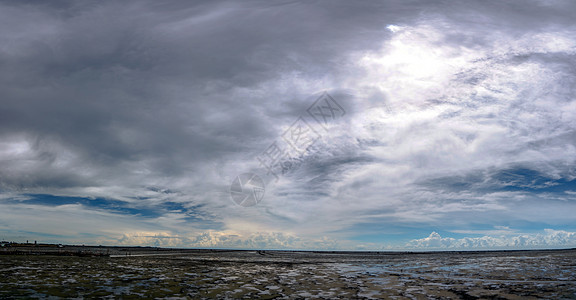 泥沙 海和天空的风景 海滩全景图片