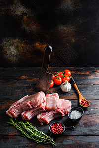 来自有机农场的新鲜生猪肉 配有香料 辣椒 盐 海湾叶 屠夫在木板上砍刀子 而不是锈木和金属图片