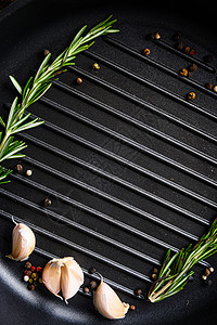 烧烤烤烤烤烤煎锅或用草药封闭黑色 用于为文字或物体垂直烹饪最高视图概念图片