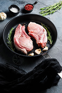 用草药 香料和黑布线的侧面观察暗底底底垂直 在炉子上用猪肉肚皮切开图片