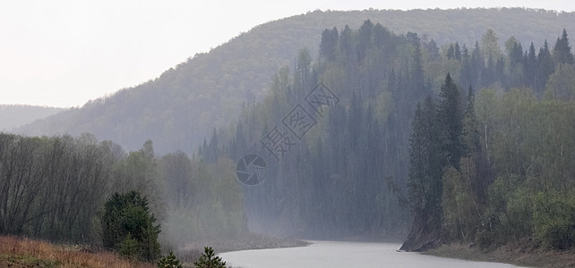 河边的泰加雨 森林里多云的天气气象橙子针叶林彩虹峡谷火车山脉石头土地旅行图片