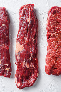 牛排用于BBQ切割有机肉的切削 顶端视图特写在白色混凝土背景垂直上图片