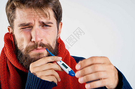 身穿保暖衣的鼻子流鼻涕的人 健康有问题 围巾模型维生素流感组织疼痛发烧疾病药品男人胶囊药片图片