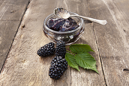大熟熟黑莓和黑莓果酱树叶植物花园甜点甜蜜奶油勺子早餐黑色水晶图片