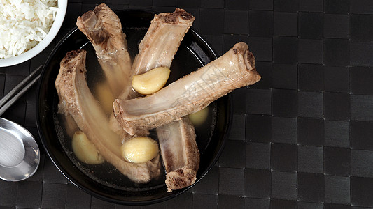 新加坡烤牛排或猪排汤 由许多丁制成食物砂锅桌子美食肋骨文化午餐烹饪草本植物盘子图片
