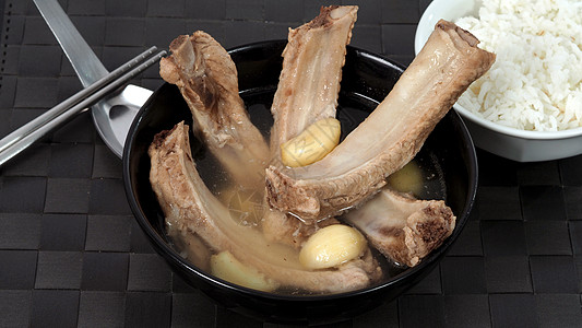 新加坡烤牛排或猪排汤 由许多丁制成食物肉汤桌子午餐草本植物服务肋骨文化美食盘子图片