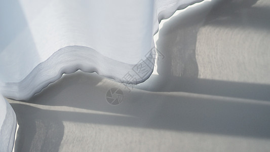白空窗帘因风吹而摇晃白色水泥装饰地毯窗户地面蕾丝布料阳光纺织品图片