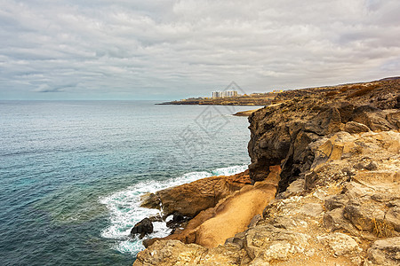 Costa Adeje岛特内里费岛(西班牙)的岩石海岸图片