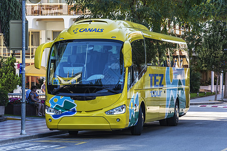 旅游公司TEZ TOUR的公交车 在附近停车场图片