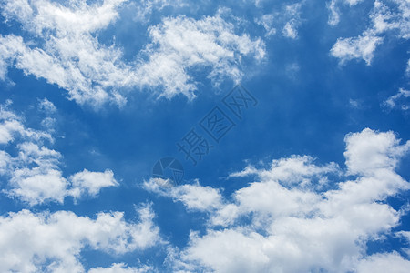 白云在蓝色的天空中笼罩图片