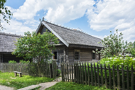 农村建筑 一个老旧的农村原木屋图片