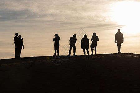 摩洛哥撒哈拉沙漠日落拍摄照片的旅游者月光影展Sillhouette沙丘自拍游客剪影沙漠团体图片