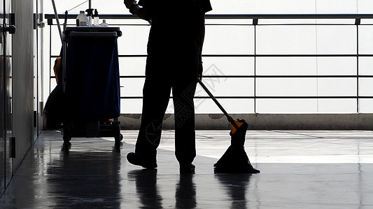 清洁服务人员在地板上扫扫地的轮光片扫帚商业工业机器拖把成人清洁工地面房子拭子图片