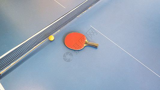 台式网球或乒乓球桌的顶端视图乐趣桌子绿色白色闲暇球拍游戏爱好活动竞争图片
