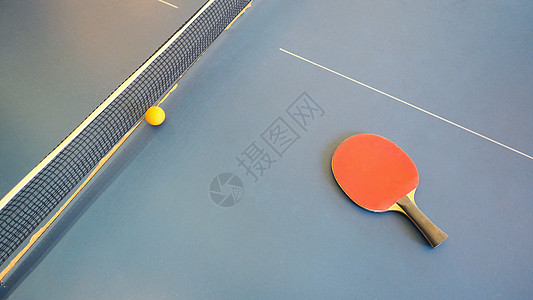 台式网球或乒乓球桌的顶端视图乒乓活动游戏绿色黑色桌子挑战爱好红色木头图片