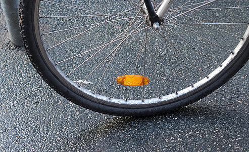 用几条金属话筒在自行车车轮上闭着眼旅行城市辐条黑色速度车道交通运输齿轮框架图片