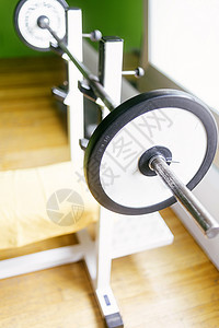 酒保准备在健身房锻炼长椅机器俱乐部举重力量建筑地面肌肉金属哑铃图片