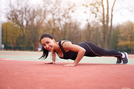 快乐女孩在游乐场户外玩木板 健康生活方式 早上锻炼积极情感 微笑着运动者肌肉活力平衡体操训练女性活动运动员女士耐力图片
