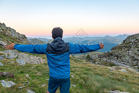 位于安道尔埃斯坦约山顶的Vall de Riu湖中的男子高度公园荒野全景森林风景国家旅行登山岩石图片